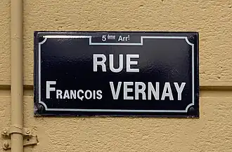 Voir la plaque.