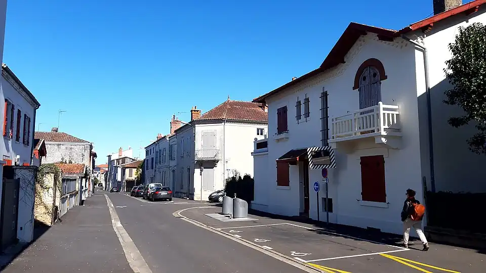 Rue Général-Lasserre (le n°17 est la première maison à droite sur la photo)
