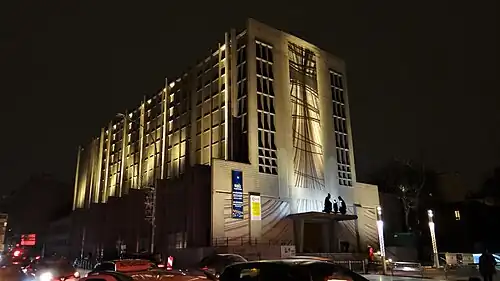 Rue Gabriel-Péri le long de l'église.