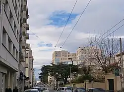 La partie ouest de la rue Hénon, du même endroit. Le métro Hénon est situé sous le cèdre au second plan.