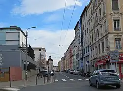 La partie est de la rue Hénon, à hauteur de l'Hôpital de la Croix-Rousse.