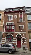 Au no&nbsp;16 : maison éclectique de trois niveaux et deux travées inégales sous mansarde, architecte Raymond Moenaert, 1914. Les éléments architecturaux restent traditionnels, mais sont agencés avec une grande liberté.