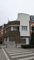 Au no&nbsp;47 : à l'angle de la rue de la Cambre/Eggerickx, maison moderniste signée sur le soubassement « JOS / WILLAME / ARCH », 1933. Bâtiment conçu comme deux volumes imbriqués l'un dans l'autre, différenciés par leur matériau. D'une part, un volume principal de briques, à deux niveaux sous toiture-terrasse et angle traité en pan coupé. D'autre part, un vaste volume enduit en blanc, en forme de parallélépipède rectangle dressé, qui semble encastré dans le volume principal, vers la rue Jean-Gérard Eggerickx, au-dessus de l'entrée.