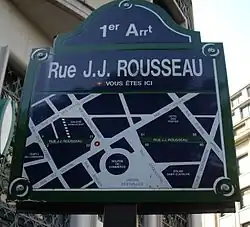 Plaque de rue comportant un plan du secteur.