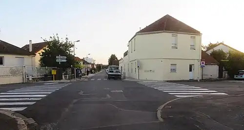 Rue Jean-Jaurès en face, rue des Graviers à droite