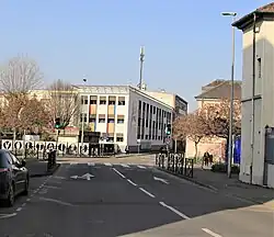 Entre l'école Voltaire et le collège Desaix.