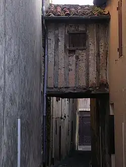 Rue Maubec se terminant en ruelle médiévale traversée par un pontet.