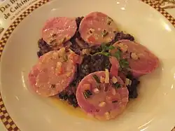 Avec lentilles et lardons.