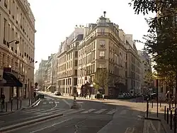 Rue Montmartre, à l'angle du no&nbsp;56 de la rue Notre-Dame-des-Victoires, face-droite.