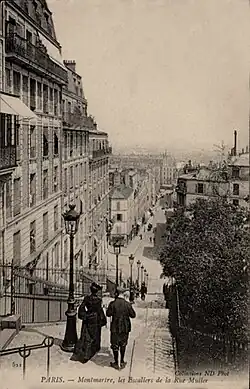 Rue Muller, vue depuis les escaliers de la butte Montmartre, au début du XXe siècle