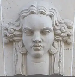 Mascaron au-dessus de l'entrée du no&nbsp;4.