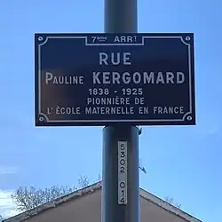 Plaque de la rue Pauline Kergomard à Lyon la présentant comme pionnière de l'école maternelle en France.