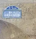 Nom de la rue du Marché-Saint-Martin gravé dans la pierre, sous la plaque de rue actuelle.