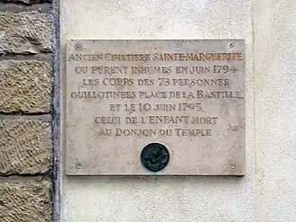 Plaque commémorative posée sur le mur de l'église.