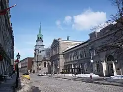 La rue avec la chapelle en arrière-plan.