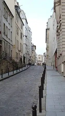 La rue Tournefort avec au loin la tour Clovis du lycée Henri-IV.