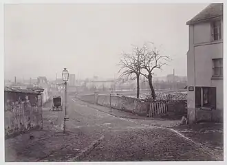 La rue Compans (à droite) à sa jonction avec la rue d'Hautpoul (Charles Marville, 1877).
