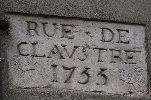 Pierre de rue du XVIIIe&nbsp;siècle portant le nom de « RUE DE CLAVSTRE », située au no&nbsp;63.