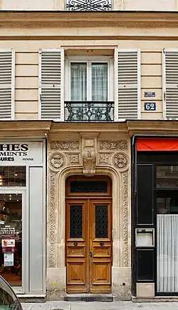 Entresol à bossage à refend continu en tables.