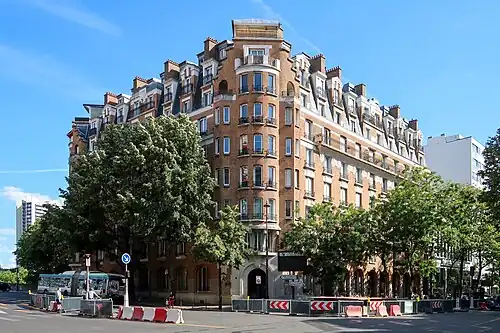 Au croisement avec l'avenue de Versailles.