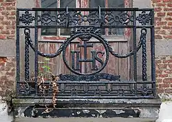 Balcon « Au nom de Jésus couronné » du no&nbsp;2 de la rue de la Boucherie, faisant coin avec la rue du Pont.