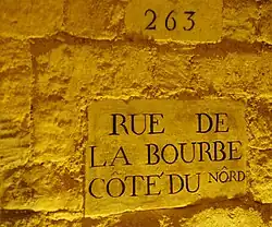 Plaque dans la carrière des Capucins rappelant l'existence de la rue de la Bourbe.
