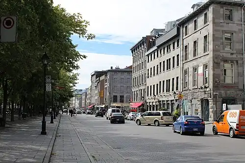 Description de l'image Rue de la Commune, Vieux-Montréal, Montreal, Quebec (30034076966).jpg.