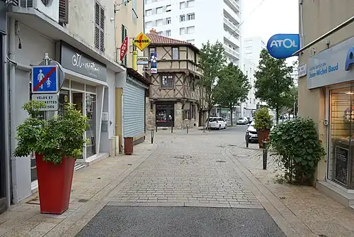 Fin d'une aire piétonne, indiquée par le premier panneau à fond bleu