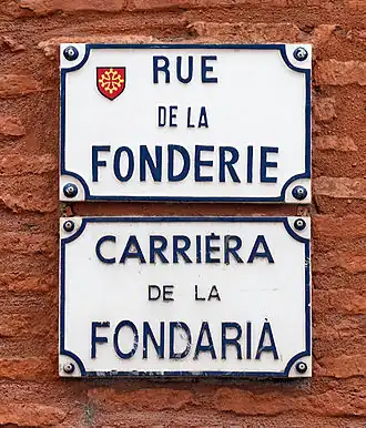 Plaques de rue en français et en occitan.