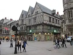 La maison aux Trois Visages à l'angle de la rue de la Liberté et de la rue Bossuet.