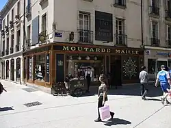 Épicerie Maille (moutarde de Dijon) au n° 32, rue du Chapeau Rouge.