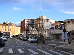 Partie non piétonnisée de la rue de la République et l'office de tourisme de Grenoble.