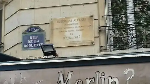 Au no&nbsp;151, plaque commémorant Hubertine Auclert.
