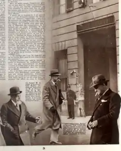 entrée du siège de la rue des Saussaies, un immeuble plutôt miteux, en arrière-plan de trois personnages