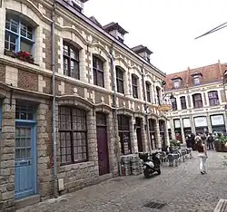 Rue des Vieux murs vers place aux oignons