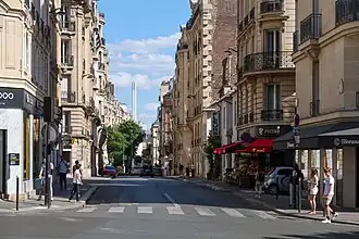 Vue de la cheminée depuis le croisement de la rue des Vignes et de l'avenue Mozart, à environ 1,2&nbsp;km.