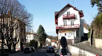 Élargie après le déplacement de la maison de la presse en 1956, état actuel de l'avenue Charles-de-Gaulle.