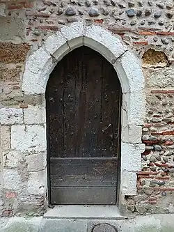 Porte en ogive datant de la fin de Moyen-Age dans la rue des Remparts.