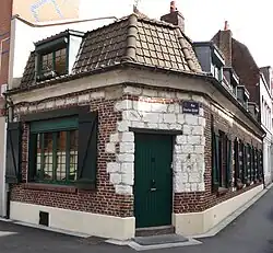Ancienne maison rurale à l'angle de la rue Charles-Quint
