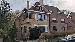 au no&nbsp;10, maison moderniste, architecte Paul Nicaise, 1948. Construction non attenante à gauche, de deux niveaux sous toiture à croupe. Façades de briques de parement jaunes rehaussées de pierre bleue. Soubassement en moellons. Façade à rue de deux travées inégales ; travée de droite percée de larges baies en rectangle couché, celle du rez-de-chaussée agrandie sur le modèle de celle de l'étage en 1952 par le même architecte.