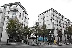 142 rue du Château : emplacement de l’entrée de l’ancien château du Maine.