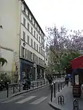 La rue, vue en direction de la Seine.