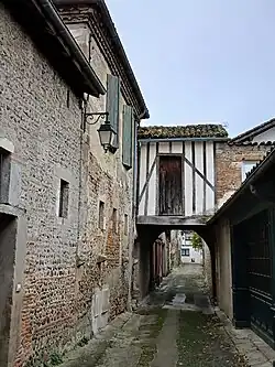 Rue du chemin de Ronde, pontet à colombage.