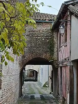 Le mur du pontet est construit, comme la plupart des maisons de la ville ancienne, avec des matériaux tels que les galets de l'Adour et des briques dans un mortier de chaux.