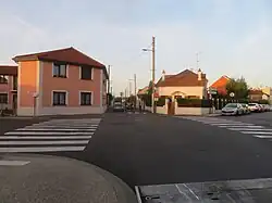 Rue du plateau à droite, rue Jean-Jaurès en face