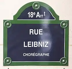 Plaque erronée de la rue Leibniz en avril 2021.