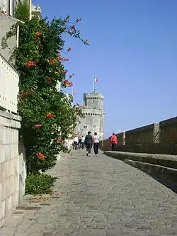 Vue de la rue sur les Murs depuis la tour de la Lanterne.