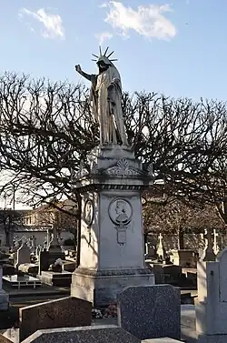 Monument (1866) des trois enfants de la reine Marie-Christine qui vécurent à la Malmaison.