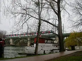 Une rame MS 61 de la ligne A du RER sur le pont ferroviaire de Chatou.