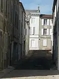 Une ruelle dans la ville basse reliant le port au cœur historique de Tonnay-Charente.